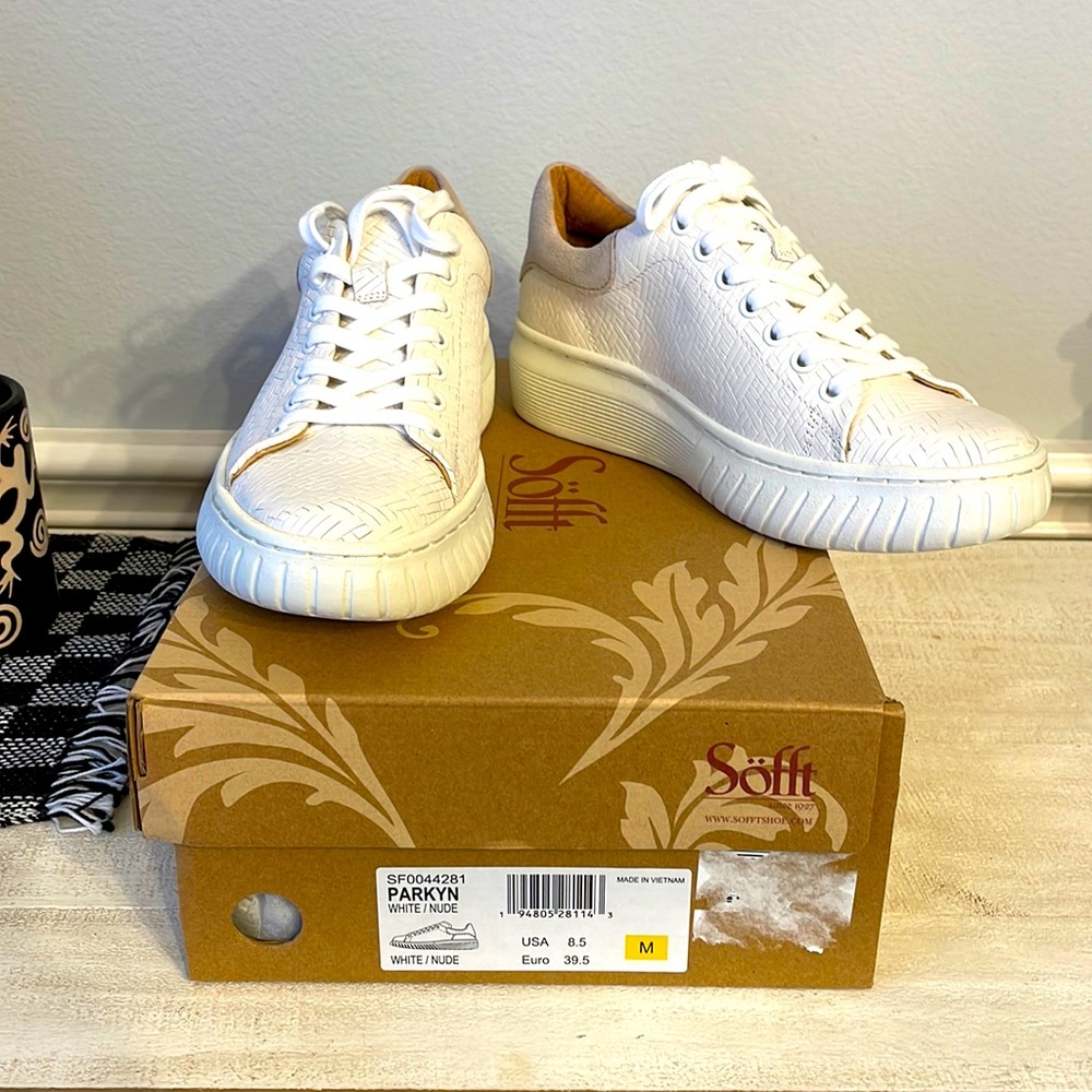 Sofft NIB Parkyn Leather Comfort Sneaker in White with Nude Suede Size 8.5.